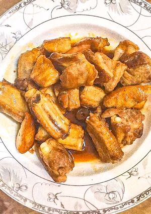 Hình của món Sườn sốt chua ngọt.