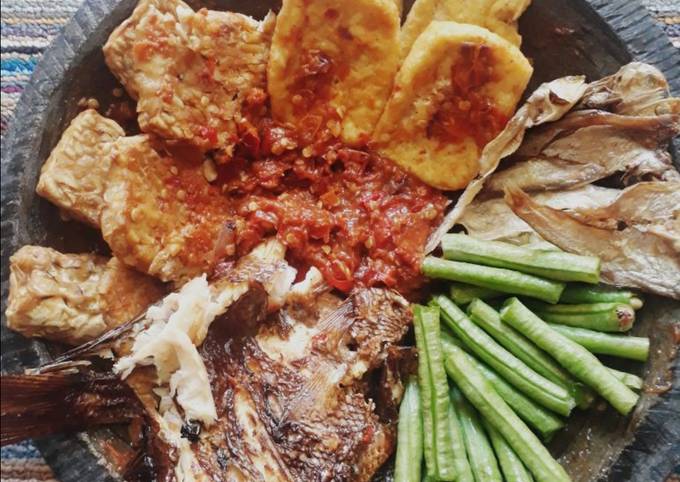 Resep Penyetan sambel (tempe, tahu, ikan asapan) ala nissa, Enak Banget