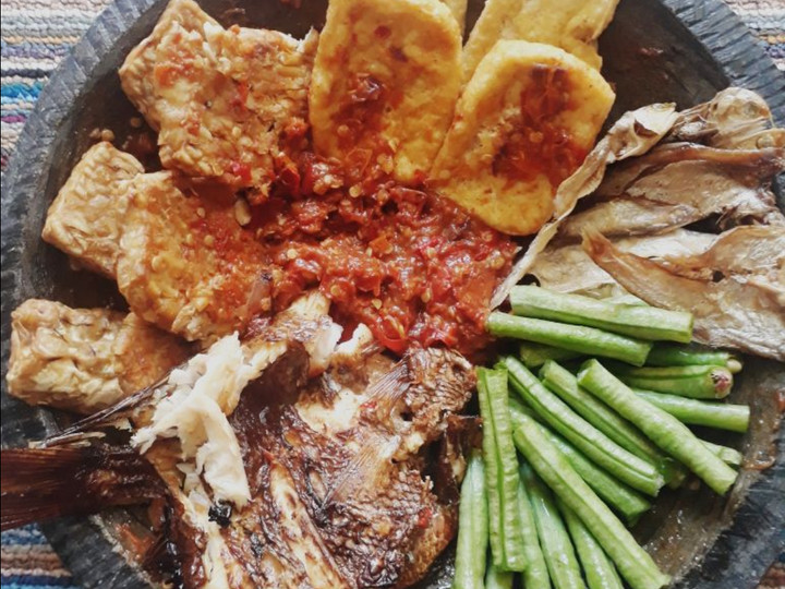 Resep Penyetan sambel (tempe, tahu, ikan asapan) ala nissa, Enak Banget