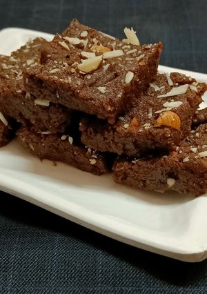ખજૂર પાક (Khajoor Paak Recipe In Gujarati) રેસીપી મુખ્ય ફોટો