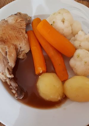 Sült csirkecomb párolt zöldségekkel, barna mártással recept fotója