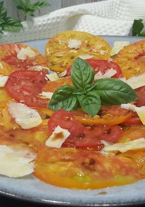 Une photo de Carpaccio de tomates