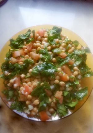 Una foto de Ensalada de garbanzos