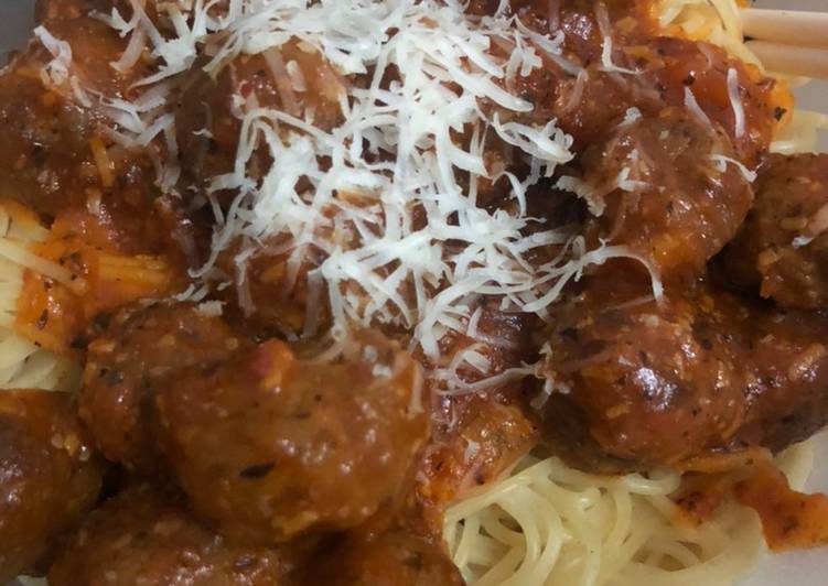 Spaghetti bolognese with meatball