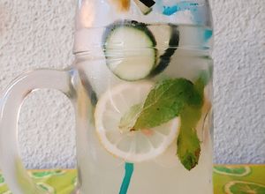 Una foto de Limonada con menta, pepino y jengibre