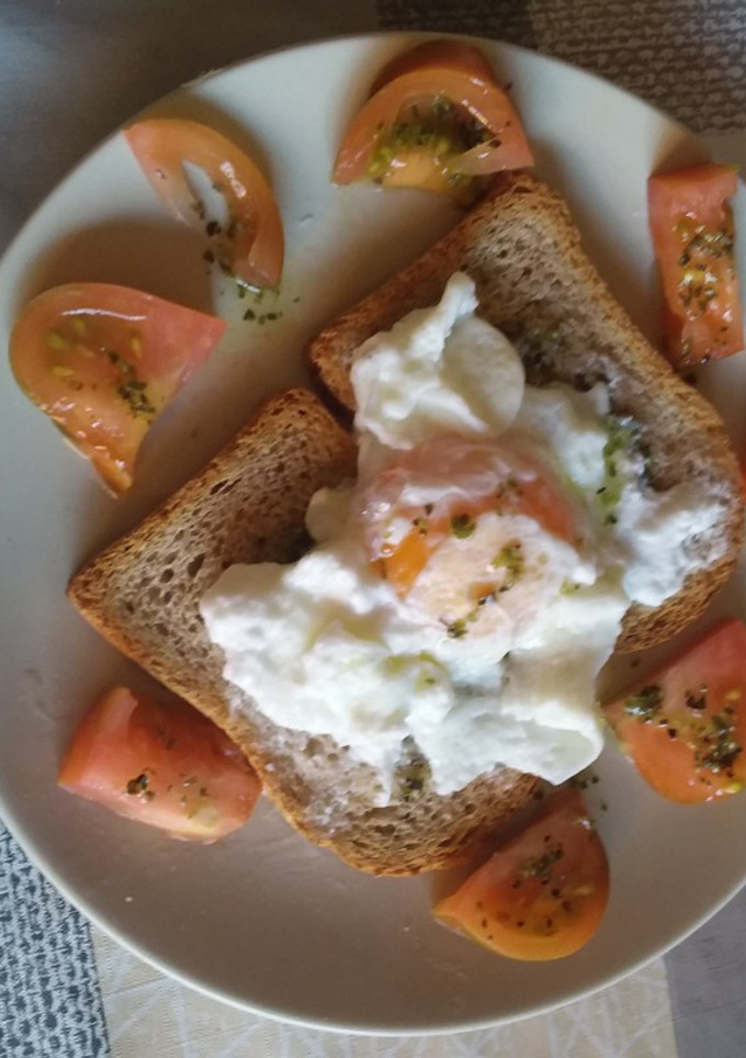 Una foto de 🍳Tostada de huevos escalfados con tomate 🍅 y orégano 🌿