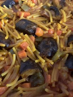 Una foto de Fideuà de verduras y setas sihitake