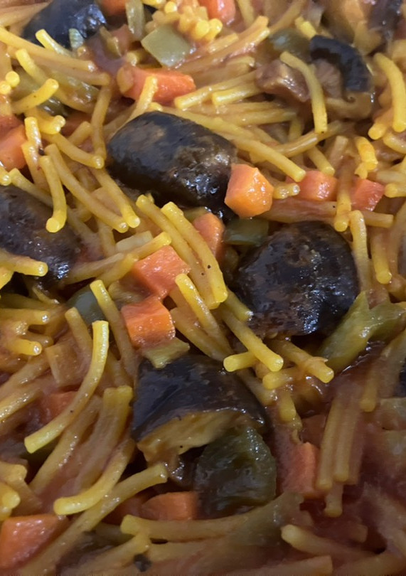Una foto de Fideuà de verduras y setas sihitake