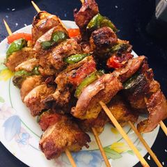 A picture of Chicken shish taouk / chicken shashlik.