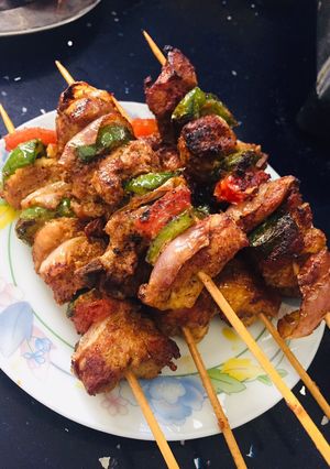 A picture of Chicken shish taouk / chicken shashlik.