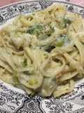 Tallarines con coles de bruselas en falso Alfredo