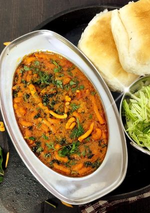 झणझणीत खान्देशी शेव भाजी (Khandeshi Shev Bhaji Recipe In Marathi) रेसिपी चे मुख्य फोटो 