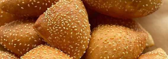 خبز البالون المنفوخ المندازي بالسمسم بدون فرن