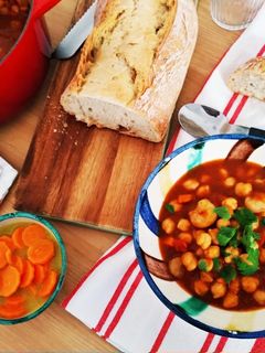 Una foto de Potaje de garbanzos y gambas