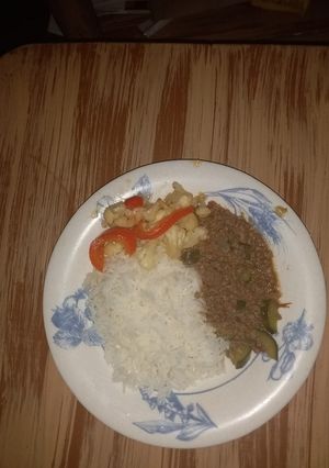 A picture of Boiled rice,minced meat &vegies.
