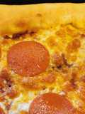 Πίτσα πεπερόνι με cheezy crust