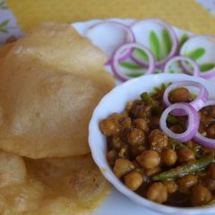 A picture of Punjabi Chole Bhature.