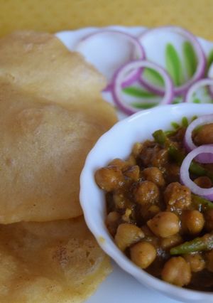 A picture of Punjabi Chole Bhature.