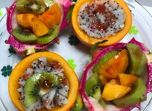 Una foto de Ensaladas de caqui, pitahaya, kiwi