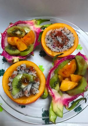Una foto de Ensaladas de caqui, pitahaya, kiwi