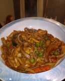 Noodles alle verdure e surimi