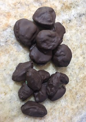 Una foto de Higos turcos rellenos con nuez, dátiles con almendra, bañados en chocolate!!