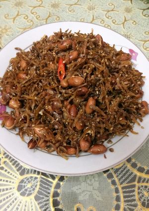 Hình của món Cá cơm bún đảo vừng lạc.