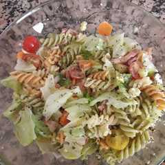 Una foto de Ensalada de pasta con bacon