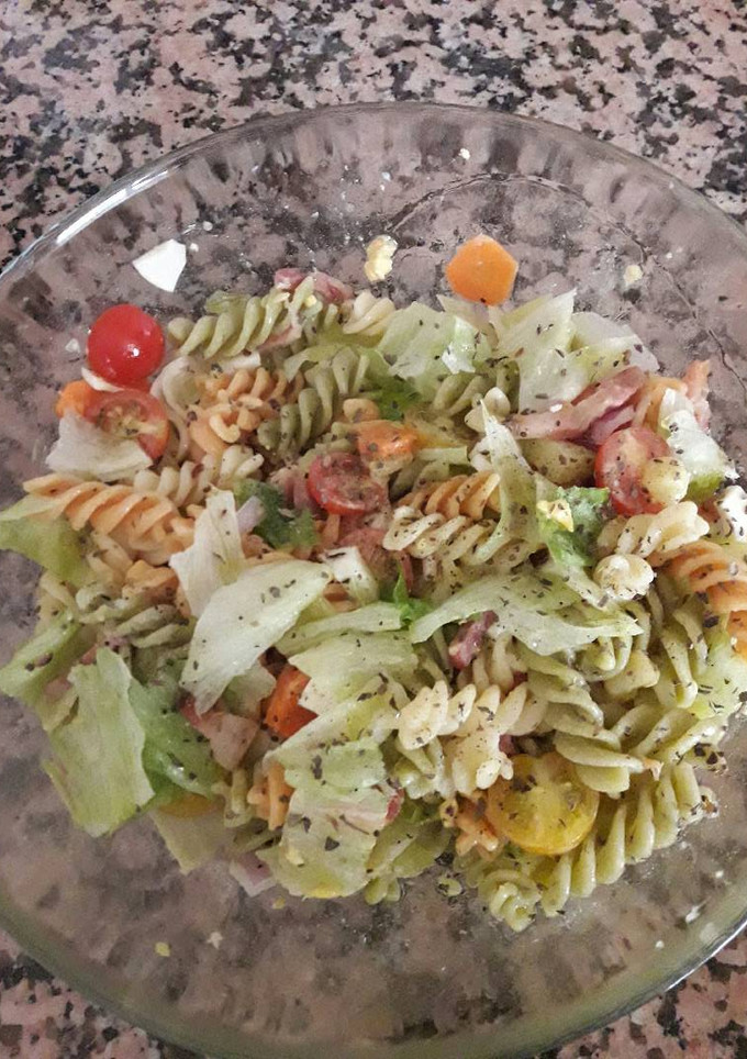Una foto de Ensalada de pasta con bacon