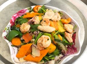 Hình của món Tôm mực xào thập cẩm.