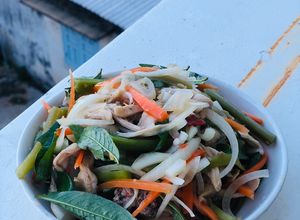 Hình của món Gỏi gà tiến vua.