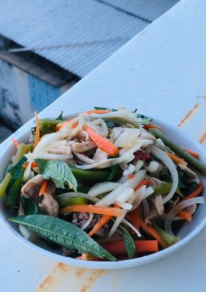 Hình của món Gỏi gà tiến vua.