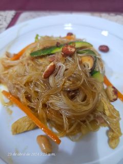 Una foto de Fideos de arroz con pasta de curry verde