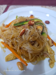 Una foto de Fideos de arroz con pasta de curry verde