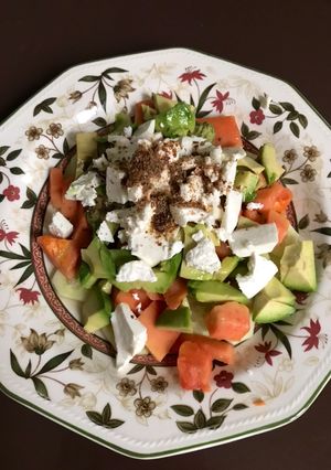 Una foto de Ensalada de papaya queso de cabra y vaca