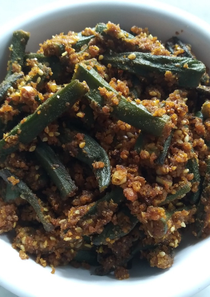 મસાલા ભીંડી (Masala Bhindi Recipe In Gujarati) રેસીપી મુખ્ય ફોટો
