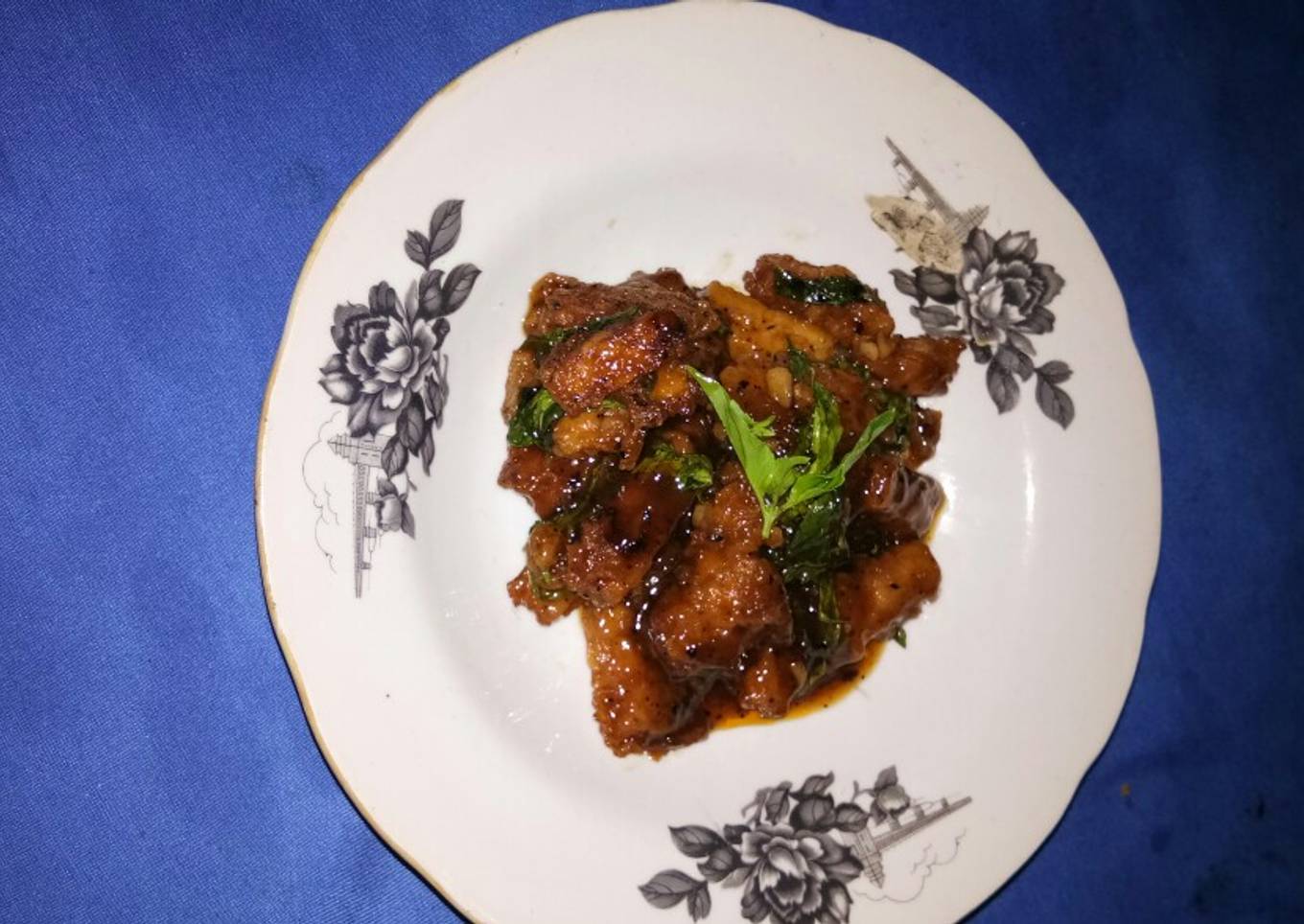 Tempe goreng kemangi saos lada hitam