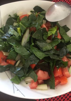 Una foto de Ensalada fresca de espinacas, tomate y pepino