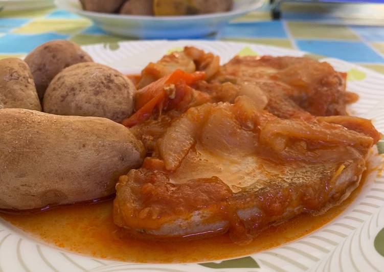 Atún encebollado
