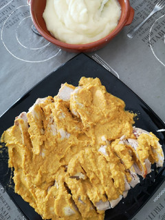 Una foto de Pechugas de pollo con salsa de zanahoria