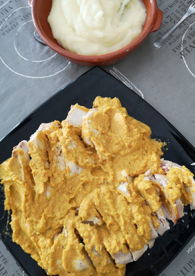 Una foto de Pechugas de pollo con salsa de zanahoria