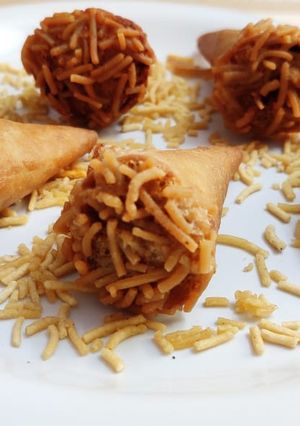 ક્રિસ્પી રોટી કોન (Crispy Roti Cone Recipe In Gujarati) રેસીપી મુખ્ય ફોટો