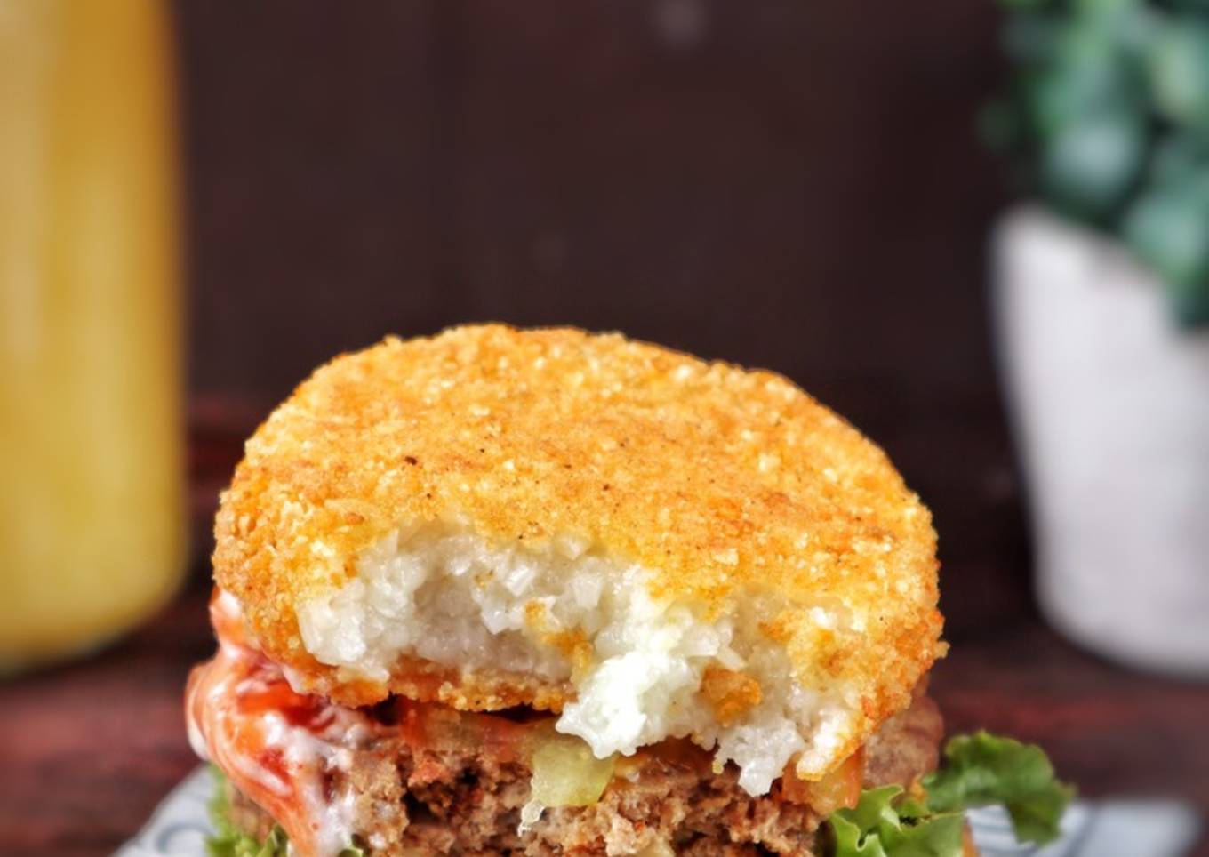 Burger Ketan Crispy isi Daging Bumbu Empal