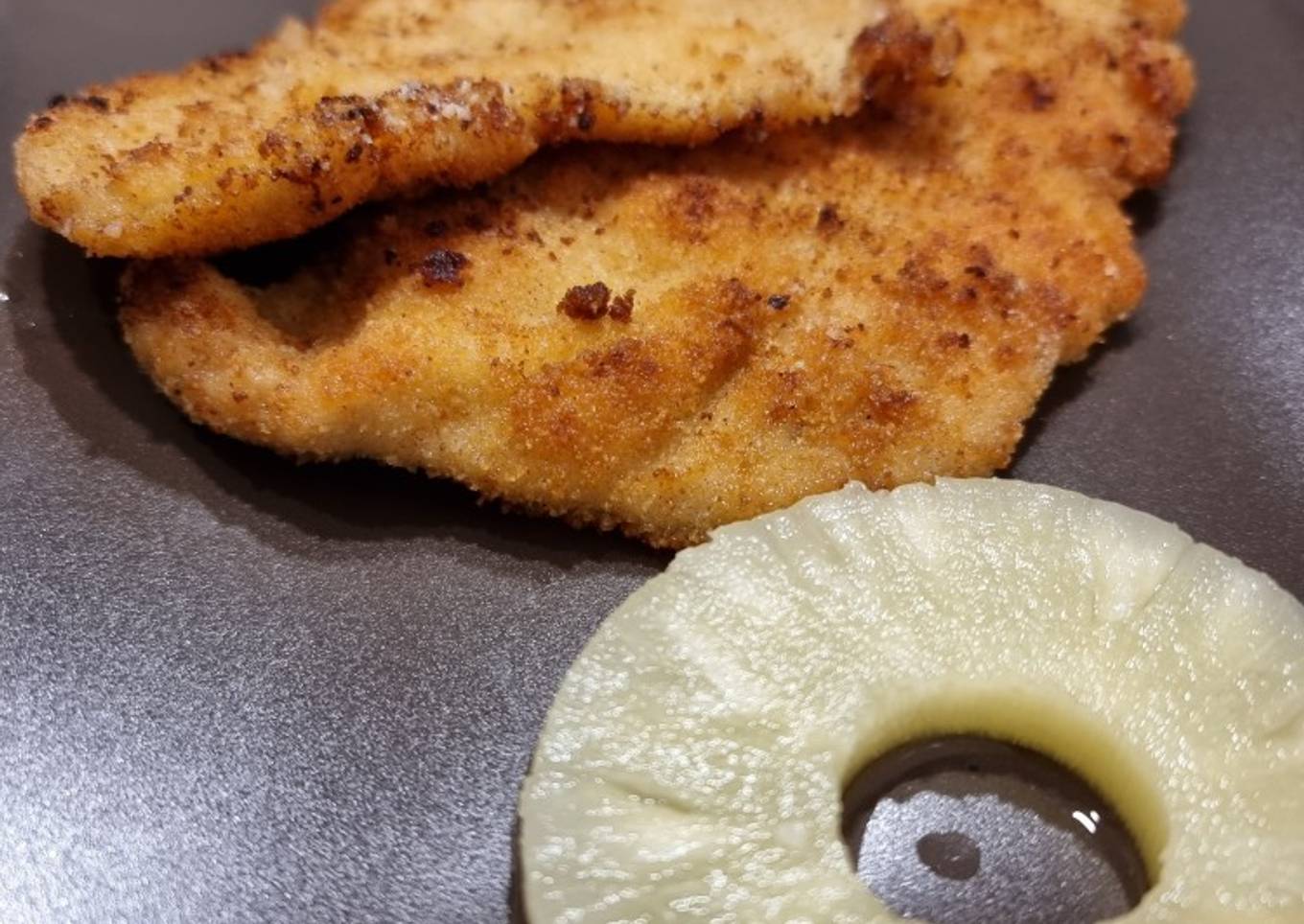Pechugas de pollo empanadas con piña