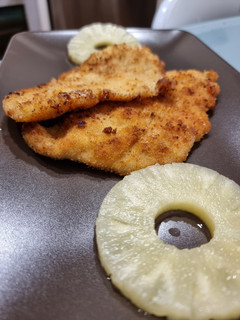 Una foto de Pechugas de pollo empanadas con piña