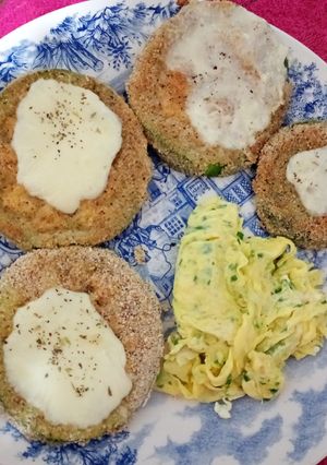 Una foto de Milanesas de zapallitos con omelette de ajo y perejil