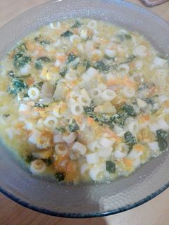 Una foto de Sopa de verduras con fideos dedalito