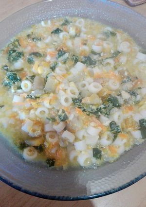 Una foto de Sopa de verduras con fideos dedalito