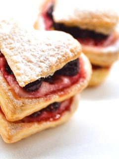 Valentin-napi erdeigyümölcsös kosárka recept fotója