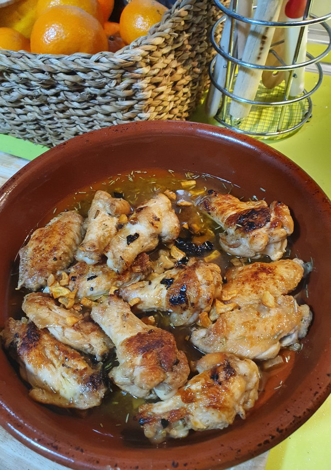 Una foto de Alitas de pollo al ajillo con cerveza